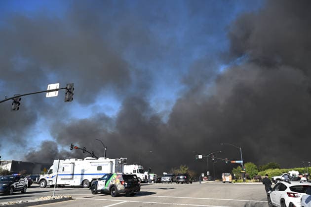 Fire engulfs Medline medical supply warehouse in Tracy TRACY, CALIFORNIA, UNITED STATES - JUNE 11: Black smoke pours into the sky from a massive commercial fire at the Medline Industries medical supply warehouse in Tracy, California, United States, on June 11, 2026. The South San Joaquin County Fire Authority reported that the million-square-foot distribution facility on Promontory Parkway was fully engulfed, prompting the evacuation of neighboring commercial structures and nearby fulfillment centers within the industrial park. Tayfun Coskun Anadolu California United States. Editorial use only. Please get in touch for any other usage.  Copyright: x2026xAnadoluxTayfunxCoskunx