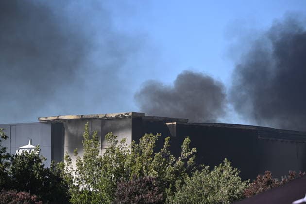 Fire engulfs Medline medical supply warehouse in Tracy TRACY, CALIFORNIA, UNITED STATES - JUNE 11: Black smoke pours into the sky from a massive commercial fire at the Medline Industries medical supply warehouse in Tracy, California, United States, on June 11, 2026. The South San Joaquin County Fire Authority reported that the million-square-foot distribution facility on Promontory Parkway was fully engulfed, prompting the evacuation of neighboring commercial structures and nearby fulfillment centers within the industrial park. Tayfun Coskun Anadolu California United States. Editorial use only. Please get in touch for any other usage.  Copyright: x2026xAnadoluxTayfunxCoskunx