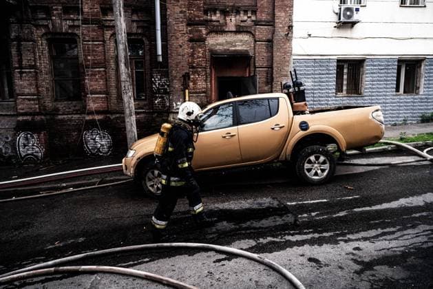 Shahed on a building in the center of Kharkiv KHARKIV, UKRAINE, June 9, 2026 Emergency services respond to a building fire in the city center following a drone strike. Firefighters work to contain the blaze while rescue operations and damage assessment continue in the area. Photo: Vincenzo Circosta JNA press (Photo by JNA Press JNA Press via Nexpher Images) Kharkiv kharkiv Oblast