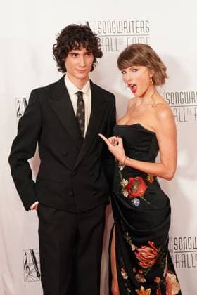 Sombr, Taylor Swift at arrivals for 2026 Songwriters Hall of Fame, New York Marriott Marquis Hotel, New York, NY, June 11, 2026. Photo By: Kristin Callahan Everett Collection 2026 Songwriters Hall of Fame PUBLICATIONXNOTxINxCANxCHNxFRAxITAxJPNxNORxPOLxRUSxESPxUKxUSA