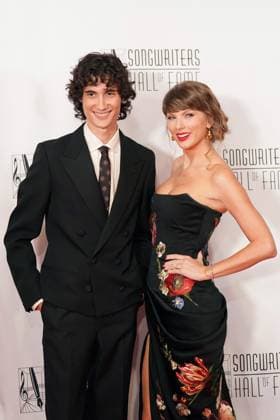Sombr, Taylor Swift at arrivals for 2026 Songwriters Hall of Fame, New York Marriott Marquis Hotel, New York, NY, June 11, 2026. Photo By: Kristin Callahan Everett Collection 2026 Songwriters Hall of Fame PUBLICATIONXNOTxINxCANxCHNxFRAxITAxJPNxNORxPOLxRUSxESPxUKxUSA