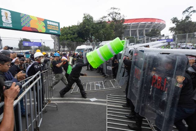 June 11, 2026, Mexico City, Mexico: Demonstrators took part in protests outside Mexico City Stadium in Mexico City on the opening day of the 2026 FIFA World Cup. The demonstration led to clashes with security personnel near the venue as part of a series of actions organized to highlight social demands, including concerns related to Mexico s disappearance crisis. Mexico City Mexico - ZUMAl178 20260611_znp_l178_034 Copyright: xCristianxLeyvax
