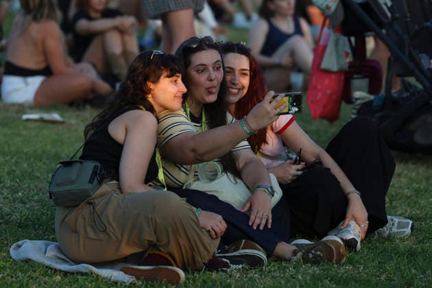 Primavera Sound Porto festival day 1 in Porto - 11 Jun 2026 Friends take selfies while watching concerts on the first day of the Primavera Sound Porto festival. Porto Portugal Copyright: xRitaxFrancax xSOPAxImagesx RF_PRIMAVERASOUND_DAY1__25