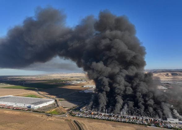 Massive fire destroys Medline Industries warehouse in Tracy of California TRACY, CALIFORNIA, UNITED STATES - JUNE 11: Black smoke pours into the sky from a massive commercial fire at the Medline Industries medical supply warehouse in Tracy, California, United States, on June 11, 2026. The South San Joaquin County Fire Authority reported that the million-square-foot distribution facility on Promontory Parkway was fully engulfed, prompting the evacuation of neighboring commercial structures and nearby fulfillment centers within the industrial park. Tayfun Coskun Anadolu California United States. Editorial use only. Please get in touch for any other usage.  Copyright: x2026xAnadoluxTayfunxCoskunx
