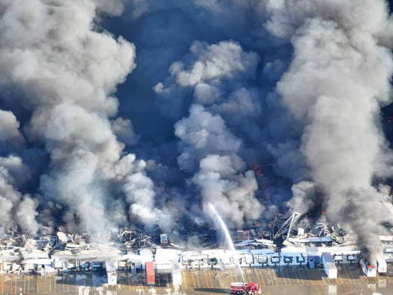 Massive fire destroys Medline Industries warehouse in Tracy of California TRACY, CALIFORNIA, UNITED STATES - JUNE 11: Black smoke pours into the sky from a massive commercial fire at the Medline Industries medical supply warehouse in Tracy, California, United States, on June 11, 2026. The South San Joaquin County Fire Authority reported that the million-square-foot distribution facility on Promontory Parkway was fully engulfed, prompting the evacuation of neighboring commercial structures and nearby fulfillment centers within the industrial park. Tayfun Coskun Anadolu California United States. Editorial use only. Please get in touch for any other usage.  Copyright: x2026xAnadoluxTayfunxCoskunx