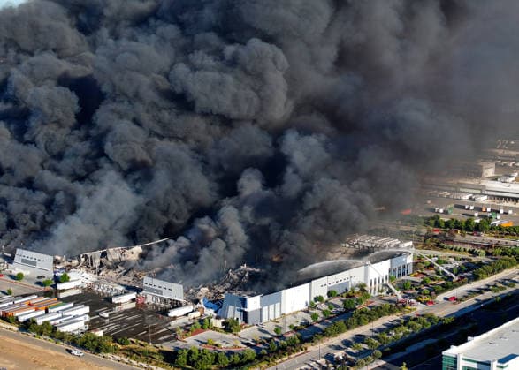 Massive fire destroys Medline Industries warehouse in Tracy of California TRACY, CALIFORNIA, UNITED STATES - JUNE 11: Black smoke pours into the sky from a massive commercial fire at the Medline Industries medical supply warehouse in Tracy, California, United States, on June 11, 2026. The South San Joaquin County Fire Authority reported that the million-square-foot distribution facility on Promontory Parkway was fully engulfed, prompting the evacuation of neighboring commercial structures and nearby fulfillment centers within the industrial park. Tayfun Coskun Anadolu California United States. Editorial use only. Please get in touch for any other usage.  Copyright: x2026xAnadoluxTayfunxCoskunx