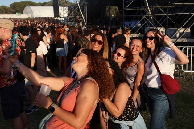 June 11, 2026, Porto, Portugal: Groups of friends take selfies on the first day of the Primavera Sound Porto festival. Porto Portugal  - ZUMAs197 20260611_aaa_s197_084 Copyright: xRitaxFrancax