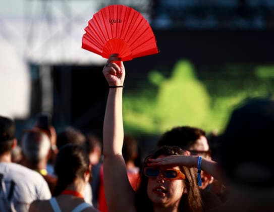 June 11, 2026, Porto, Portugal: A festival goer holds a fan on the first day of the Primavera Sound Porto festival. Porto Portugal  - ZUMAs197 20260611_aaa_s197_117 Copyright: xRitaxFrancax