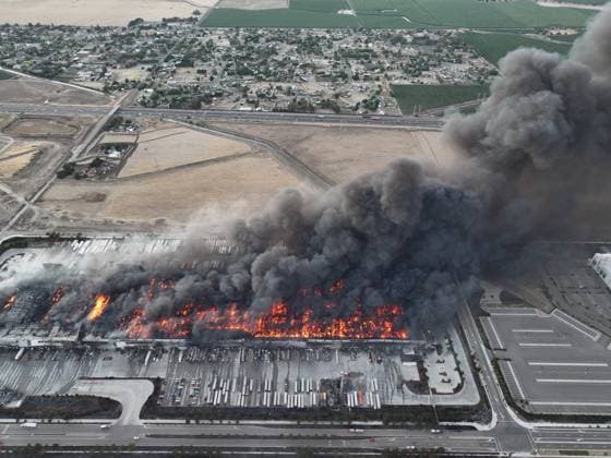 Massive fire destroys Medline Industries warehouse in Tracy of California TRACY, CALIFORNIA, UNITED STATES - JUNE 11: Black smoke pours into the sky from a massive commercial fire at the Medline Industries medical supply warehouse in Tracy, California, United States, on June 11, 2026. The South San Joaquin County Fire Authority reported that the million-square-foot distribution facility on Promontory Parkway was fully engulfed, prompting the evacuation of neighboring commercial structures and nearby fulfillment centers within the industrial park. Tayfun Coskun Anadolu California United States. Editorial use only. Please get in touch for any other usage.  Copyright: x2026xAnadoluxTayfunxCoskunx