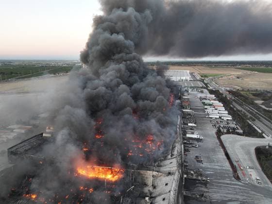 Massive fire destroys Medline Industries warehouse in Tracy of California TRACY, CALIFORNIA, UNITED STATES - JUNE 11: Black smoke pours into the sky from a massive commercial fire at the Medline Industries medical supply warehouse in Tracy, California, United States, on June 11, 2026. The South San Joaquin County Fire Authority reported that the million-square-foot distribution facility on Promontory Parkway was fully engulfed, prompting the evacuation of neighboring commercial structures and nearby fulfillment centers within the industrial park. Tayfun Coskun Anadolu California United States. Editorial use only. Please get in touch for any other usage.  Copyright: x2026xAnadoluxTayfunxCoskunx