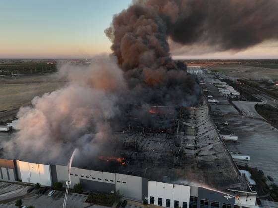 Massive fire destroys Medline Industries warehouse in Tracy of California TRACY, CALIFORNIA, UNITED STATES - JUNE 11: Black smoke pours into the sky from a massive commercial fire at the Medline Industries medical supply warehouse in Tracy, California, United States, on June 11, 2026. The South San Joaquin County Fire Authority reported that the million-square-foot distribution facility on Promontory Parkway was fully engulfed, prompting the evacuation of neighboring commercial structures and nearby fulfillment centers within the industrial park. Tayfun Coskun Anadolu California United States. Editorial use only. Please get in touch for any other usage.  Copyright: x2026xAnadoluxTayfunxCoskunx