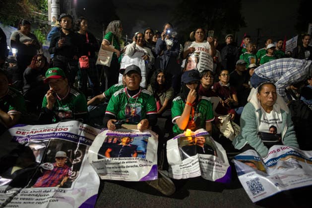 Mexico City Missing Persons March Relatives of missing persons sit on the road beside search posters and candles during a demonstration on Calzada de Tlalpan in Mexico City, Mexico, on June 10, 2026. The march, heading toward Estadio Azteca as part of the Let s illuminate the search event, brought together families from various Mexican states calling for justice for their missing relatives. Mexico City Mexico City Mexico Copyright: xXavierxDuartex