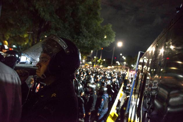 Mexico City Missing Persons March A police officer stands beside a line of riot police during a demonstration for missing persons in Mexico City, Mexico, on June 10, 2026. The march, heading toward Estadio Azteca as part of the Let s illuminate the search event, brought together families from various Mexican states calling for justice for their missing relatives. Mexico City Mexico City Mexico Copyright: xXavierxDuartex