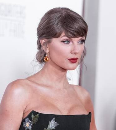June 12, 2026, Bronx, New York, USA: Taylor Swift wearing dress by Givenchy attends Songwriters Hall Of Fame Annual Induction And Awards Gala at Marriott Marquis Times Square in New York, NY on June 11, 2026. Bronx USA  - ZUMAr339 20260612_znp_r339_035 Copyright: xLevxRadinx