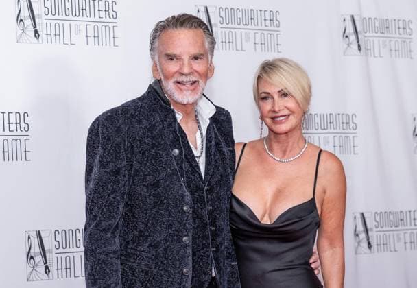 June 12, 2026, Bronx, New York, USA: Kenny Loggins and Lisa Hawkins attend Songwriters Hall Of Fame Annual Induction And Awards Gala at Marriott Marquis Times Square in New York, NY on June 11, 2026. Bronx USA  - ZUMAr339 20260612_znp_r339_057 Copyright: xLevxRadinx