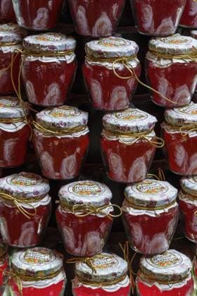 Mehrere rote Marmeladengläser mit dekorativen Deckeln und Schnüren, Trouro, cornwall, England, Großbritannien Several red jam jars with decorative lids and strings, Trouro, Cornwall, England, Great Britain Copyright: imageBROKER StephanxSuehling ibxssh17922030.jpg