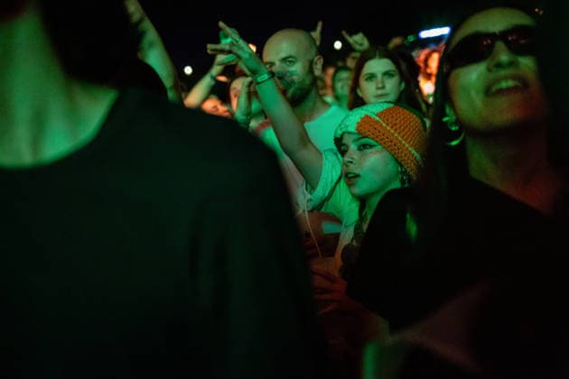 June 12, 2026, Porto, Portugal: A festival?goer wearing a mask in the Irish colours, similar to the one used by the artist, stands in the crowd during a concert at Primavera Sound Porto 2026 at Parque da Cidade. Porto Portugal - ZUMAs197 20260612_aaa_s197_012 Copyright: xDiogoxBaptistax