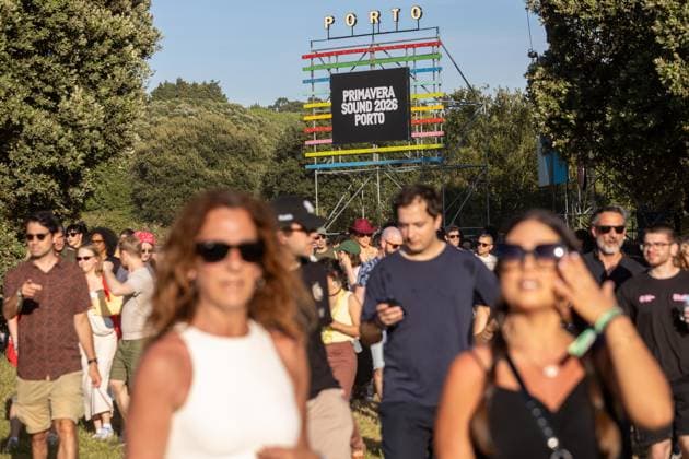 June 11, 2026, Porto, Portugal: Festival?goers walk through the entrance area of Primavera Sound Porto 2026 at Parque da Cidade on the first day of the festival. Porto Portugal - ZUMAs197 20260611_aaa_s197_582 Copyright: xDiogoxBaptistax