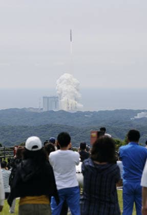 Japan launches H3 rocket People watch a Japanese H3 rocket lifting off from the Tanegashima Space Center in Kagoshima Prefecture, southwestern Japan, on June 12, 2026. It marked the first domestic rocket launch powered solely by liquid-fuel engines.  A14AA0005618505P