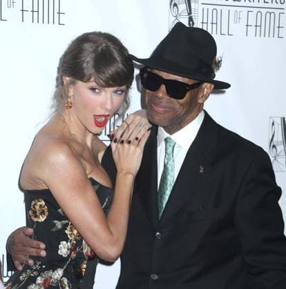 June 11, 2026, New York, New York, USA: Singer songwriters TAYLOR SWIFT and JIMMY JAM seen during the 55th Annual Songwriters Hall of Fame red carpet arrivals held at the Marriott Marquis Hotel. New York USA  - ZUMAk03_ 20260611_zaf_k03_016 Copyright: xNancyxKaszermanx