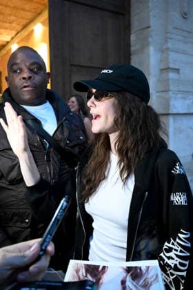 Cara Delevingne waves to her fans in Paris as she leaves the Main Room venue after her second concert in the capital June 11, 2026 Gedeon Taieb Bestimage Cara Delevingne waves to her fans in Paris as she leaves the Main Room venue after her second concert in the capital Paris France  Copyright: xGedeonxTaiebx xBestimagexGedeonxTaiebx xBestimagex