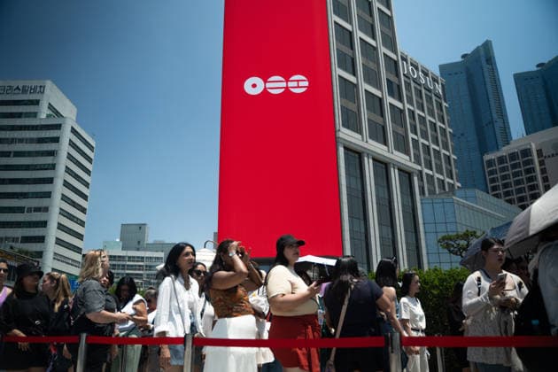 Fans gather at Haeundae Beach ahead of BTS World Tour Arirang in South Korea s Busan BUSAN, SOUTH KOREA - JUNE 12: Fans take photos and enjoy near Haeundae Beach ahead of the BTS World Tour Arirang concert at the Paradise Hotel Busan, in Busan, South Korea, on June 12, 2026. Various installations and promotional structures have been set up in the area as excitement builds for the event. Hwawon Ceci Lee Anadolu Busan South Korea. Editorial use only. Please get in touch for any other usage.  Copyright: x2026xAnadoluxHwawonxCecixLeex