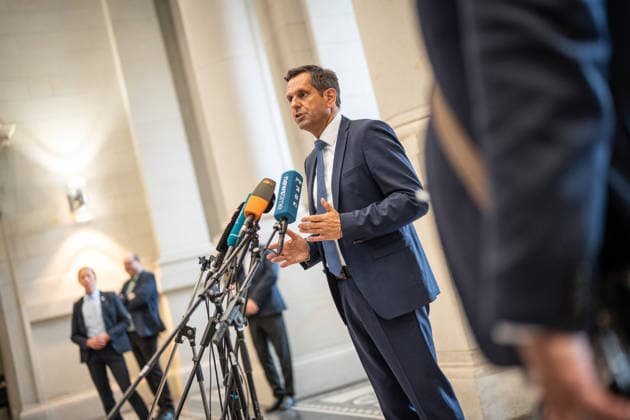 Olaf Lies, Ministerpräsident Niedersachsen, gibt bei seiner Ankunft im Bundesrat ein Pressestatement;Bundesratssitzung vom 12. Juni 2026, Berlin Berlin Deutschland Bundesrat *** Olaf Lies, Minister-President of Lower Saxony, gives a press statement on his arrival at the Bundesrat Bundesrat meeting on June 12, 2026, Berlin Berlin Germany Bundesrat