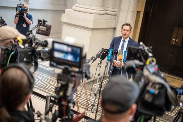Olaf Lies, Ministerpräsident Niedersachsen, gibt bei seiner Ankunft im Bundesrat ein Pressestatement;Bundesratssitzung vom 12. Juni 2026, Berlin Berlin Deutschland Bundesrat *** Olaf Lies, Minister-President of Lower Saxony, gives a press statement on his arrival at the Bundesrat Bundesrat meeting on June 12, 2026, Berlin Berlin Germany Bundesrat