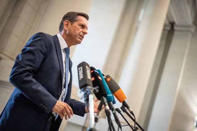 Olaf Lies, Ministerpräsident Niedersachsen, gibt bei seiner Ankunft im Bundesrat ein Pressestatement;Bundesratssitzung vom 12. Juni 2026, Berlin Berlin Deutschland Bundesrat *** Olaf Lies, Minister-President of Lower Saxony, gives a press statement on his arrival at the Bundesrat Bundesrat meeting on June 12, 2026, Berlin Berlin Germany Bundesrat