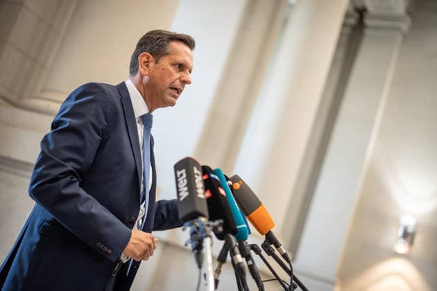 Olaf Lies, Ministerpräsident Niedersachsen, gibt bei seiner Ankunft im Bundesrat ein Pressestatement;Bundesratssitzung vom 12. Juni 2026, Berlin Berlin Deutschland Bundesrat *** Olaf Lies, Minister-President of Lower Saxony, gives a press statement on his arrival at the Bundesrat Bundesrat meeting on June 12, 2026, Berlin Berlin Germany Bundesrat