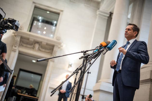 Olaf Lies, Ministerpräsident Niedersachsen, gibt bei seiner Ankunft im Bundesrat ein Pressestatement;Bundesratssitzung vom 12. Juni 2026, Berlin Berlin Deutschland Bundesrat *** Olaf Lies, Minister-President of Lower Saxony, gives a press statement on his arrival at the Bundesrat Bundesrat meeting on June 12, 2026, Berlin Berlin Germany Bundesrat