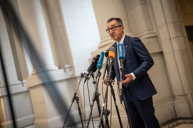Olaf Lies, Ministerpräsident Niedersachsen, gibt bei seiner Ankunft im Bundesrat ein Pressestatement;Bundesratssitzung vom 12. Juni 2026, Berlin Berlin Deutschland Bundesrat *** Olaf Lies, Minister-President of Lower Saxony, gives a press statement on his arrival at the Bundesrat Bundesrat meeting on June 12, 2026, Berlin Berlin Germany Bundesrat