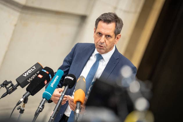 Olaf Lies, Ministerpräsident Niedersachsen, gibt bei seiner Ankunft im Bundesrat ein Pressestatement;Bundesratssitzung vom 12. Juni 2026, Berlin Berlin Deutschland Bundesrat *** Olaf Lies, Minister-President of Lower Saxony, gives a press statement on his arrival at the Bundesrat Bundesrat meeting on June 12, 2026, Berlin Berlin Germany Bundesrat