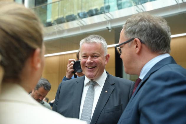 Bundesrat, 1066. Sitzung Gordon Schnieder (CDU) Ministerpraesident von Rheinland-Pfalz im intensiven Austausch und Dialog mit Kollegen und Mitgliedern im Plenarsaal bei der 1066. Bundesratssitzung, Berlin, 12.06.2026 Berlin Berlin Deutschland *** Bundesrat, 1066 session Gordon Schnieder CDU Minister President of Rhineland-Palatinate in intensive exchange and dialog with colleagues and members in the plenary chamber at the 1066 Bundesrat session, Berlin, 12 06 2026 Berlin Berlin Germany