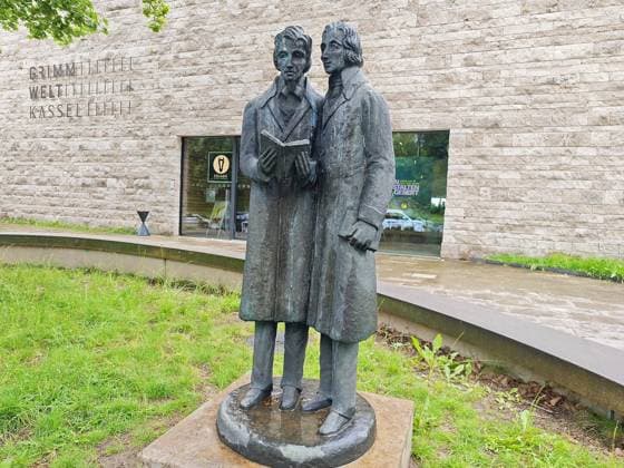 11.06.2026 xkhx Kassel, Grimmwelt Gebrüder Grimm Statuen *** 11 06 2026 xkhx Kassel, Grimmwelt Brothers Grimm statues KH