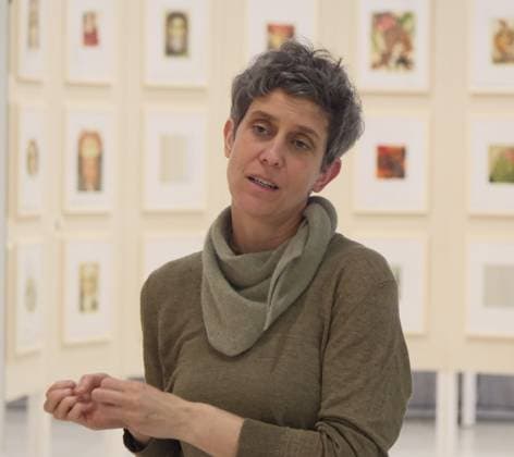 11.06.2026 xkhx Kassel, Grimmwelt ZWISCHEN GESTALTEN - Einzelausstellung zur Künstlerin Helga Gebert Bild zeigt Kuratorin Hanna Krüger Designerin aus Kassel *** 11 06 2026 xkhx Kassel, Grimmwelt ZWISCHEN GESTALTEN Solo exhibition on the artist Helga Gebert Image shows curator Hanna Krüger Designer from Kassel KH