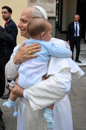 IPA85602737 - Spain, Vatican, June 12, 2026: Pope Leo XIV hugs a child during the farewell ceremony at the Bishop’s Residence on the Canary Island of Gran Canaria. Photograph by VATICAN MEDIA Catholic Press Photo  Copyright: xVATICANxMEDIA CPPx xVATICANxMEDIA CPPx 85602737