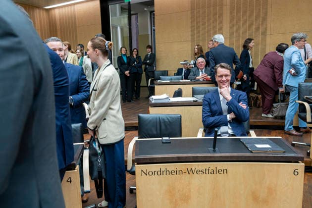 Hendrik Wüst - 1066. Sitzung des Bundesrat EUR, Deutschland, Berlin, 12.06.2026: Hendrik Wüst (CDU) Ministerpräsident von Nordrhein-Westfalen Vorsitzender der CDU Nordrhein-Westfalen. 1066. Sitzung des Bundesrat. Neun Gesetzesbeschlüsse aus dem Bundestag und zahlreiche Initiativen aus den eigenen Reihen stehen auf der Tagesordnung. Den Schwerpunkt der Agenda bilden 24 Gesetzentwürfe der Bundesregierung, zu denen sich die Länder positionieren können *** Hendrik Wüst 1066 Meeting of the Bundesrat EUR, Germany, Berlin, 12 06 2026 Hendrik Wüst CDU Minister-President of North Rhine-Westphalia Chairman of the CDU North Rhine-Westphalia 1066 Meeting of the Bundesrat Nine legislative resolutions from the Bundestag and numerous initiatives