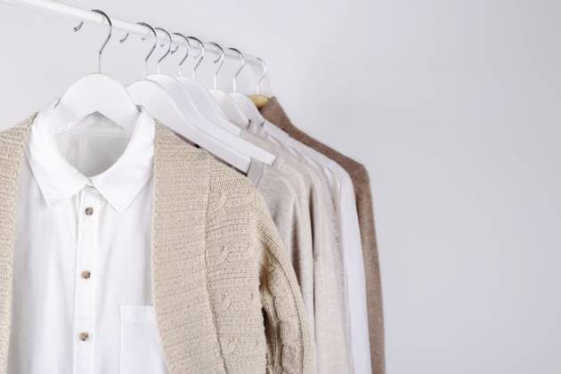 Frühlingskleidung für Frauen, die an einem Gestell hängen, trendige Pastellfarben Spring female clothes hanging on a rack, trending pastel colors Copyright: imageBROKER Lana_M ibxsvm16539201.jpg