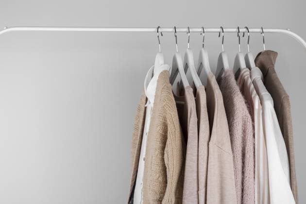 Frühlingskleidung für Frauen, die an einem Gestell hängen, trendige Pastellfarben Spring female clothes hanging on a rack, trending pastel colors Copyright: imageBROKER Lana_M ibxsvm16539204.jpg