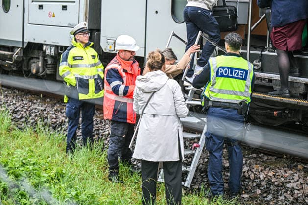 Oberleitung stürzt auf Zug: Großeinsatz in Schwäbisch Gmünd, Eine auf den Zug gestürzte Oberleitung sorgte in Schwäbisch Gmünd für einen Großeinsatz von Feuerwehr, Rettungsdienst und Bundespolizei. Rund 50 Fahrgäste mussten nach der Erdung der Leitung evakuiert werden. Schwäbisch Gmünd Baden-Württemberg Deutschland Schwäbisch Gmünd *** Overhead line falls onto train Major operation in Schwäbisch Gmünd, An overhead line that fell onto the train caused a major operation in Schwäbisch Gmünd involving the fire department, rescue services and federal police Around 50 passengers had to be evacuated after the line was grounded Schwäbisch Gmünd Baden Württemberg Germany Schwäbisch Gmünd Copyright: x xonw-imagesx x-x