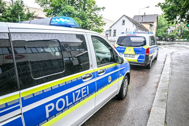 Oberleitung stürzt auf Zug: Großeinsatz in Schwäbisch Gmünd, Eine auf den Zug gestürzte Oberleitung sorgte in Schwäbisch Gmünd für einen Großeinsatz von Feuerwehr, Rettungsdienst und Bundespolizei. Rund 50 Fahrgäste mussten nach der Erdung der Leitung evakuiert werden. Schwäbisch Gmünd Baden-Württemberg Deutschland Schwäbisch Gmünd *** Overhead line falls onto train Major operation in Schwäbisch Gmünd, An overhead line that fell onto the train caused a major operation in Schwäbisch Gmünd involving the fire department, rescue services and federal police Around 50 passengers had to be evacuated after the line was grounded Schwäbisch Gmünd Baden Württemberg Germany Schwäbisch Gmünd Copyright: x xonw-imagesx x-x