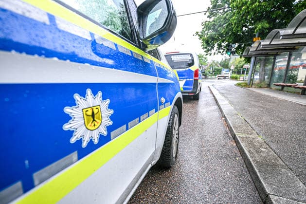 Oberleitung stürzt auf Zug: Großeinsatz in Schwäbisch Gmünd, Eine auf den Zug gestürzte Oberleitung sorgte in Schwäbisch Gmünd für einen Großeinsatz von Feuerwehr, Rettungsdienst und Bundespolizei. Rund 50 Fahrgäste mussten nach der Erdung der Leitung evakuiert werden. Schwäbisch Gmünd Baden-Württemberg Deutschland Schwäbisch Gmünd *** Overhead line falls onto train Major operation in Schwäbisch Gmünd, An overhead line that fell onto the train caused a major operation in Schwäbisch Gmünd involving the fire department, rescue services and federal police Around 50 passengers had to be evacuated after the line was grounded Schwäbisch Gmünd Baden Württemberg Germany Schwäbisch Gmünd Copyright: x xonw-imagesx x-x