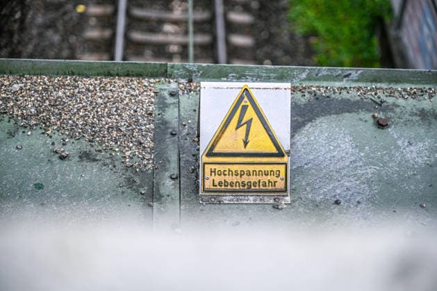 Oberleitung stürzt auf Zug: Großeinsatz in Schwäbisch Gmünd, Eine auf den Zug gestürzte Oberleitung sorgte in Schwäbisch Gmünd für einen Großeinsatz von Feuerwehr, Rettungsdienst und Bundespolizei. Rund 50 Fahrgäste mussten nach der Erdung der Leitung evakuiert werden. Schwäbisch Gmünd Baden-Württemberg Deutschland Schwäbisch Gmünd *** Overhead line falls onto train Major operation in Schwäbisch Gmünd, An overhead line that fell onto the train caused a major operation in Schwäbisch Gmünd involving the fire department, rescue services and federal police Around 50 passengers had to be evacuated after the line was grounded Schwäbisch Gmünd Baden Württemberg Germany Schwäbisch Gmünd Copyright: x xonw-imagesx x-x