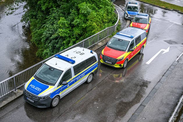 Oberleitung stürzt auf Zug: Großeinsatz in Schwäbisch Gmünd, Eine auf den Zug gestürzte Oberleitung sorgte in Schwäbisch Gmünd für einen Großeinsatz von Feuerwehr, Rettungsdienst und Bundespolizei. Rund 50 Fahrgäste mussten nach der Erdung der Leitung evakuiert werden. Schwäbisch Gmünd Baden-Württemberg Deutschland Schwäbisch Gmünd *** Overhead line falls onto train Major operation in Schwäbisch Gmünd, An overhead line that fell onto the train caused a major operation in Schwäbisch Gmünd involving the fire department, rescue services and federal police Around 50 passengers had to be evacuated after the line was grounded Schwäbisch Gmünd Baden Württemberg Germany Schwäbisch Gmünd Copyright: x xonw-imagesx x-x