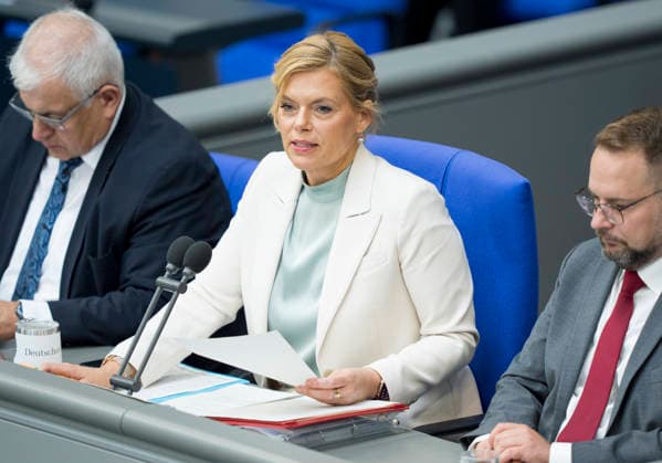 Berlin, Deutschland, 12.06.2026: Abgeordnete während der 84. Sitzung des Deutschen Bundestages im Plenarsaal des Reichstagsgebäudes. Foto: Julia Klöckner (Bundestagspräsidentin, CDU) *** Berlin, Germany, 12 06 2026 Members during the 84th session of the German Bundestag in the plenary chamber of the Reichstag building Photo Julia Klöckner President of the Bundestag, CDU Copyright: HMBxMedia xMarcoxBader