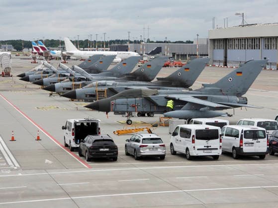 Hamburg, Eindrücke vom Helmut Schmidt Flughafen CNTV TORNADO- Die Tornado Jet Uebung am Helmut Schidt Airport Flughafen Hamburg ist beendet 5 der 6 Kampf Flugzeuge sind abgeflogen- Ein Tornado konnte wegen technischer Probleme nicht starten und soll in den naechsten Tagen repariert werden und anschließend nach Jagel fliegen Hamburg Flughafen 12.06.2026 Uebung Dispersed Operations Hamburg Panther Shield Luftwaffe Hamburg Deutschland *** CNTV TORNADO The Tornado Jet Exercise at Helmut Schidt Airport Hamburg has ended 5 of the 6 combat aircraft have flown off One Tornado could not take off due to technical problems and will be repaired in the next few days and then fly to Jagel Hamburg Airport 12 06 2026 Exercise Dispersed Operations Hamburg Panther Shield Luftwaffe Hamburg Germany