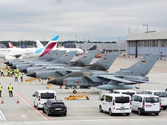 Hamburg, Eindrücke vom Helmut Schmidt Flughafen CNTV TORNADO- Die Tornado Jet Uebung am Helmut Schidt Airport Flughafen Hamburg ist beendet 5 der 6 Kampf Flugzeuge sind abgeflogen- Ein Tornado konnte wegen technischer Probleme nicht starten und soll in den naechsten Tagen repariert werden und anschließend nach Jagel fliegen Hamburg Flughafen 12.06.2026 Uebung Dispersed Operations Hamburg Panther Shield Luftwaffe Hamburg Deutschland *** CNTV TORNADO The Tornado Jet Exercise at Helmut Schidt Airport Hamburg has ended 5 of the 6 combat aircraft have flown off One Tornado could not take off due to technical problems and will be repaired in the next few days and then fly to Jagel Hamburg Airport 12 06 2026 Exercise Dispersed Operations Hamburg Panther Shield Luftwaffe Hamburg Germany