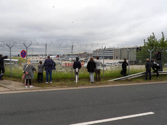 Hamburg, Eindrücke vom Helmut Schmidt Flughafen CNTV TORNADO- Die Tornado Jet Uebung am Helmut Schidt Airport Flughafen Hamburg ist beendet 5 der 6 Kampf Flugzeuge sind abgeflogen- Ein Tornado konnte wegen technischer Probleme nicht starten und soll in den naechsten Tagen repariert werden und anschließend nach Jagel fliegen Hamburg Flughafen 12.06.2026 Uebung Dispersed Operations Hamburg Panther Shield Luftwaffe Hamburg Deutschland *** CNTV TORNADO The Tornado Jet Exercise at Helmut Schidt Airport Hamburg has ended 5 of the 6 combat aircraft have flown off One Tornado could not take off due to technical problems and will be repaired in the next few days and then fly to Jagel Hamburg Airport 12 06 2026 Exercise Dispersed Operations Hamburg Panther Shield Luftwaffe Hamburg Germany