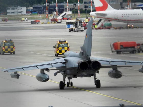 Hamburg, Eindrücke vom Helmut Schmidt Flughafen CNTV TORNADO- Die Tornado Jet Uebung am Helmut Schidt Airport Flughafen Hamburg ist beendet 5 der 6 Kampf Flugzeuge sind abgeflogen- Ein Tornado konnte wegen technischer Probleme nicht starten und soll in den naechsten Tagen repariert werden und anschließend nach Jagel fliegen Hamburg Flughafen 12.06.2026 Uebung Dispersed Operations Hamburg Panther Shield Luftwaffe Hamburg Deutschland *** CNTV TORNADO The Tornado Jet Exercise at Helmut Schidt Airport Hamburg has ended 5 of the 6 combat aircraft have flown off One Tornado could not take off due to technical problems and will be repaired in the next few days and then fly to Jagel Hamburg Airport 12 06 2026 Exercise Dispersed Operations Hamburg Panther Shield Luftwaffe Hamburg Germany